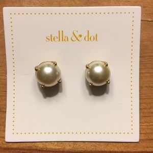 Stella & Dot - Dorothy Pearl Studs